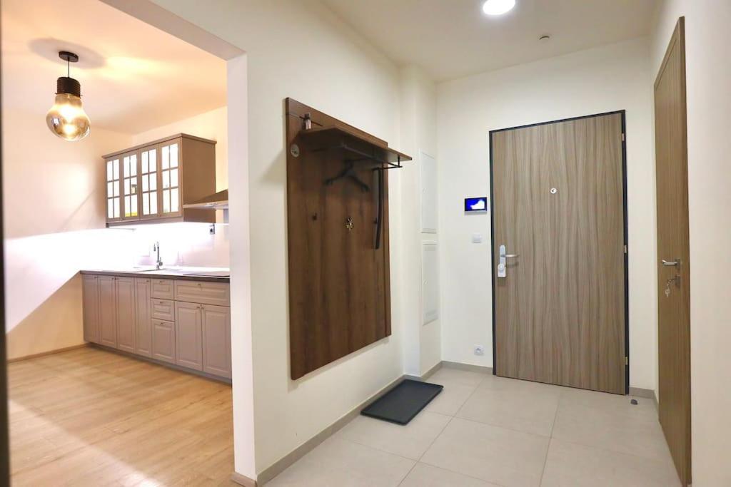 Modern Apartment • Garden • Near The City Center Prague Ngoại thất bức ảnh